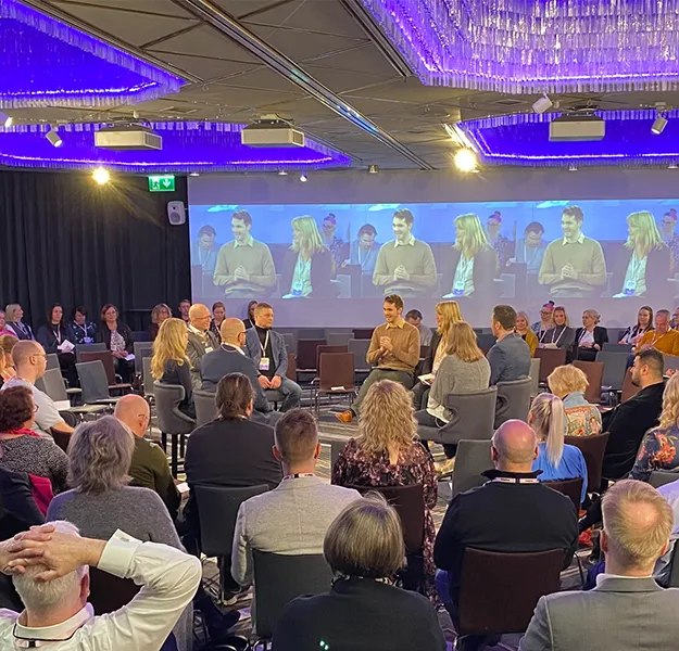 referenssi-adeptus-etusivu-625x600 Kuva Stremian toteuttamasta Adeptuksen hybriditapahtumasta.