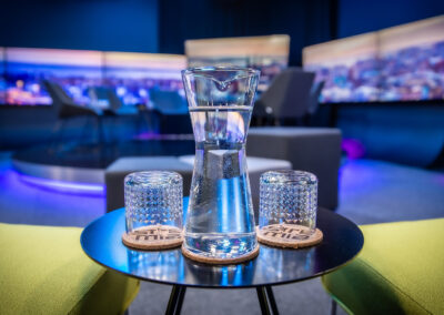 Studiossa huolehditaan esiintyjistä ja yleisöstä