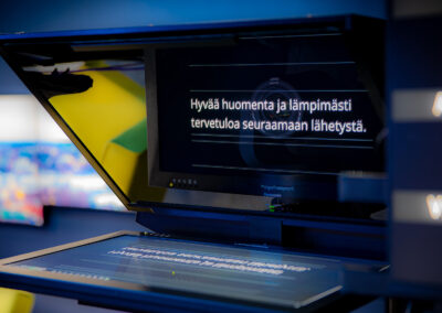 Studiossa esiintyjää auttaa teleprompteri