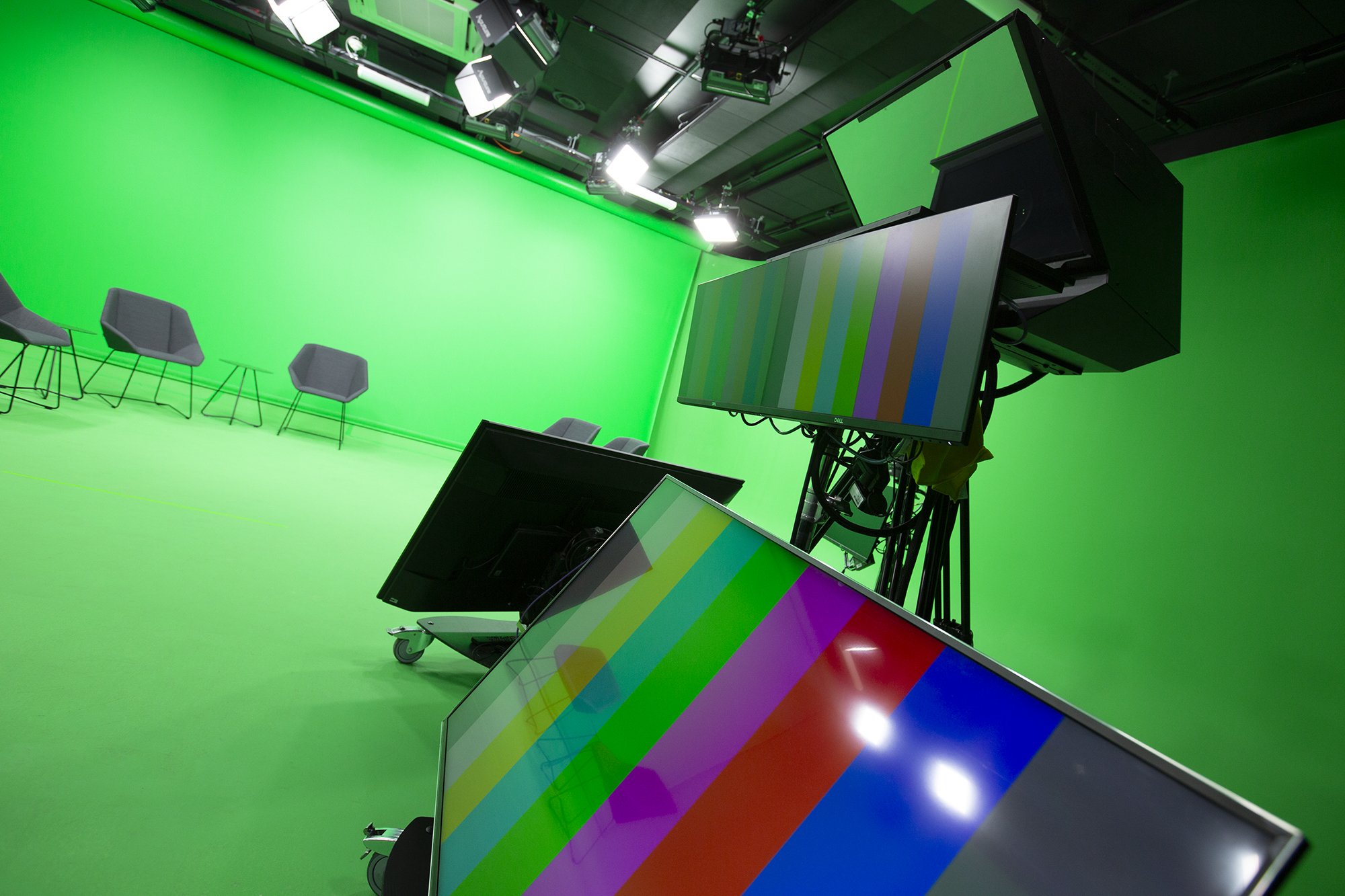 Prompteri ja screeni green screen -studiossa