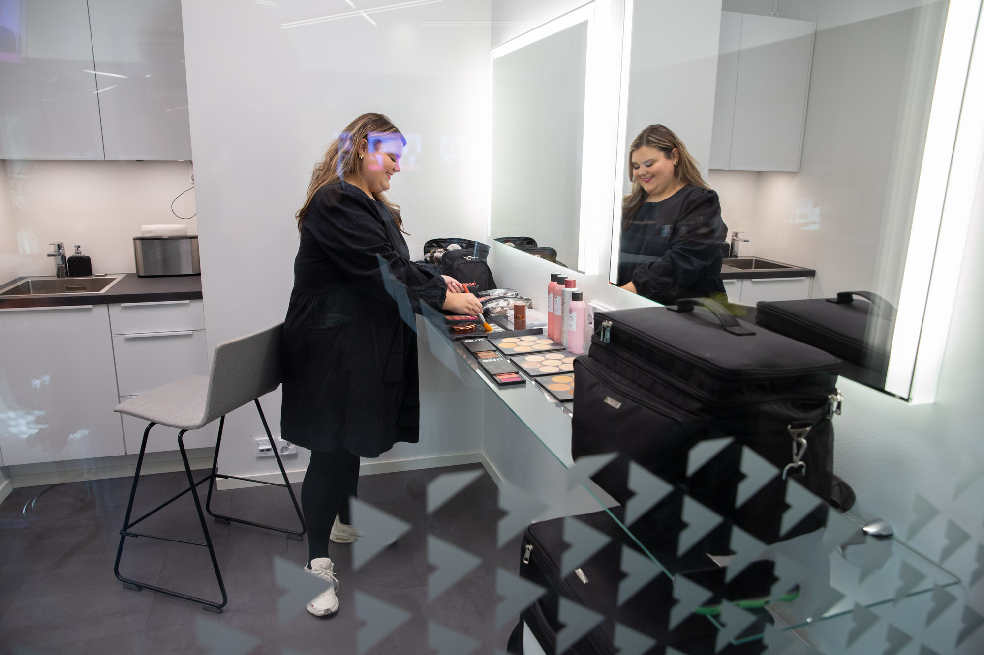 Maskeeraaja valmistelee meikkejä studion maskeeraushuoneessa