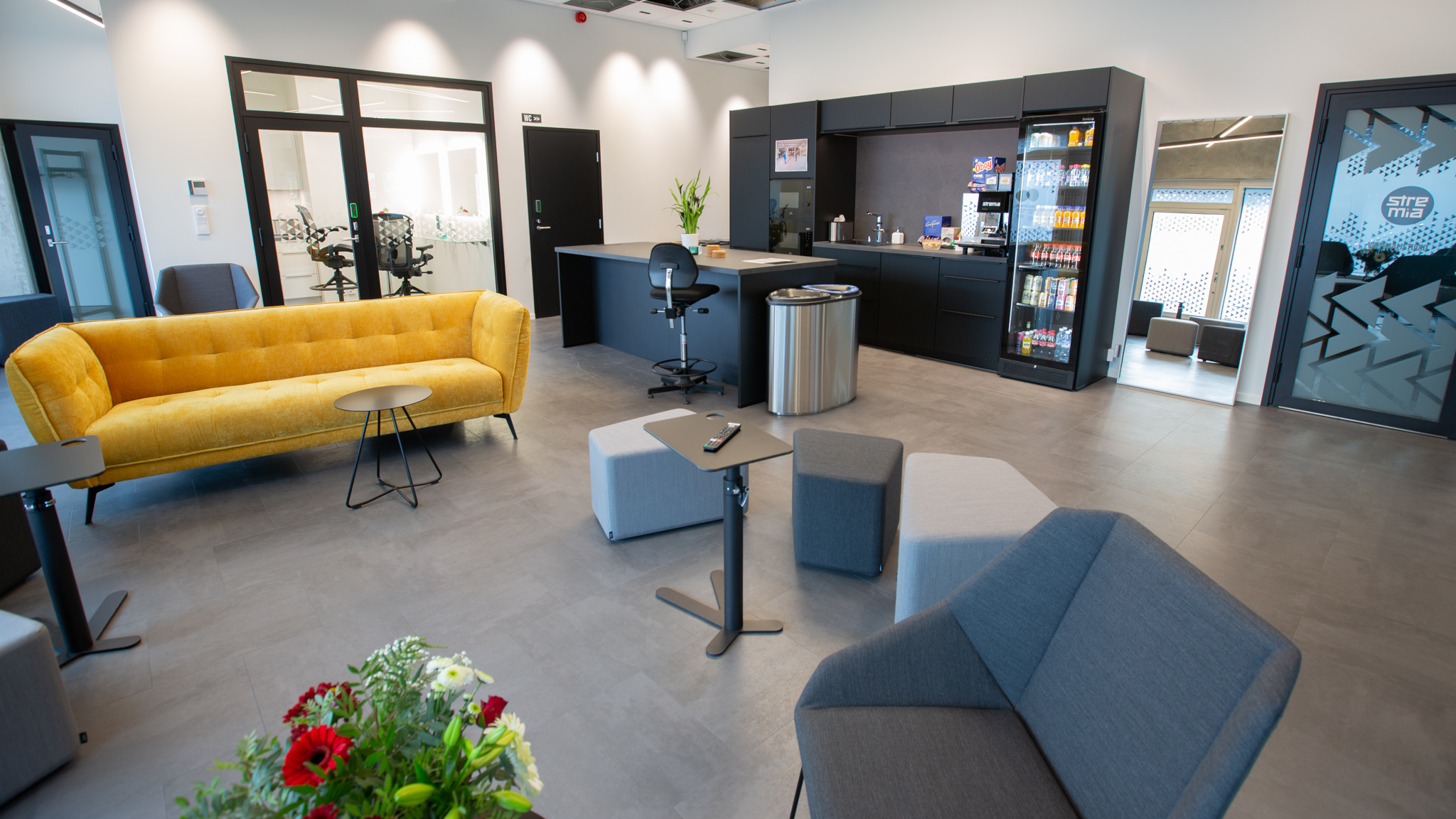 Studion lounge ja tarjoilupiste – Stremia Helsinki