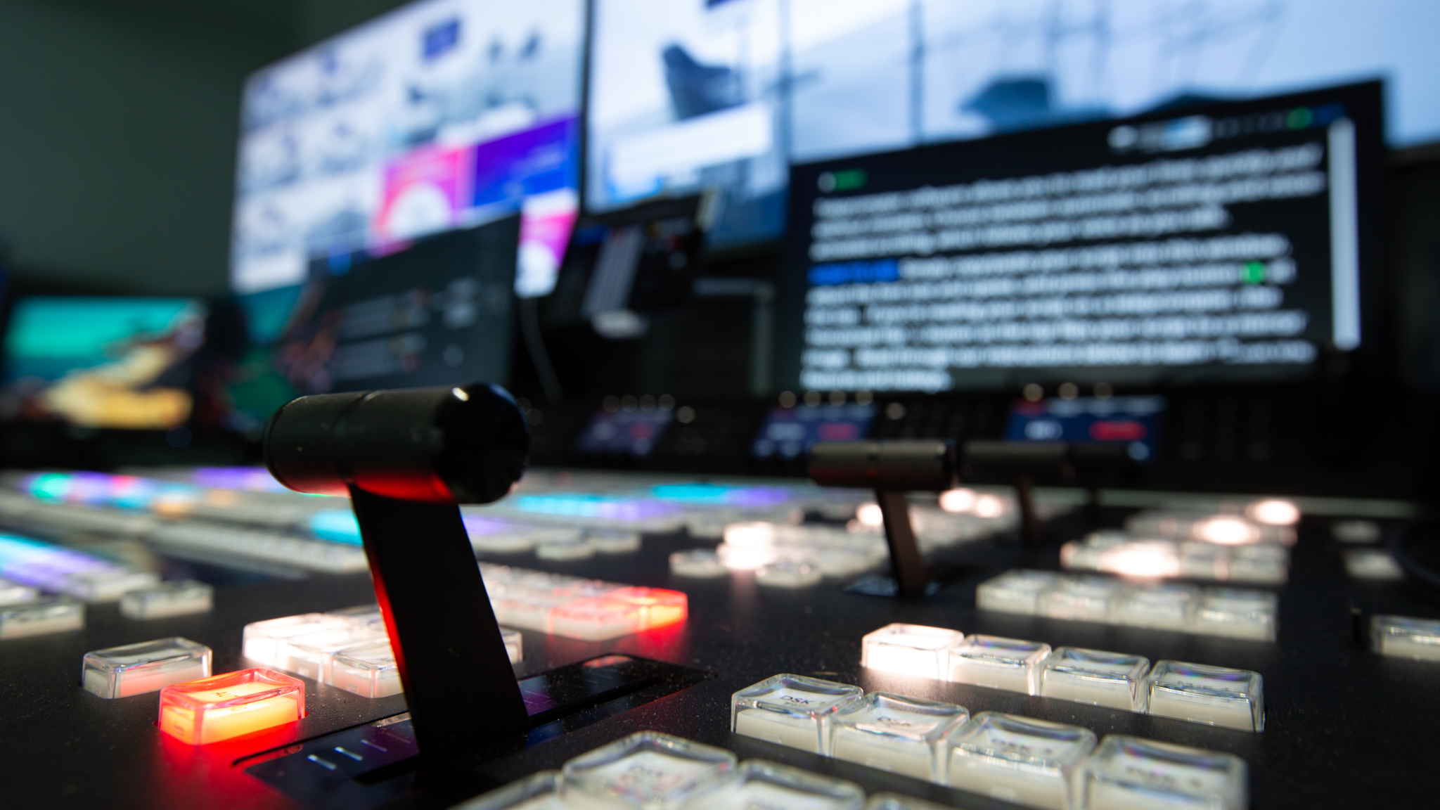 Studion ohjaamon lähetystekniikka lähikuvassa