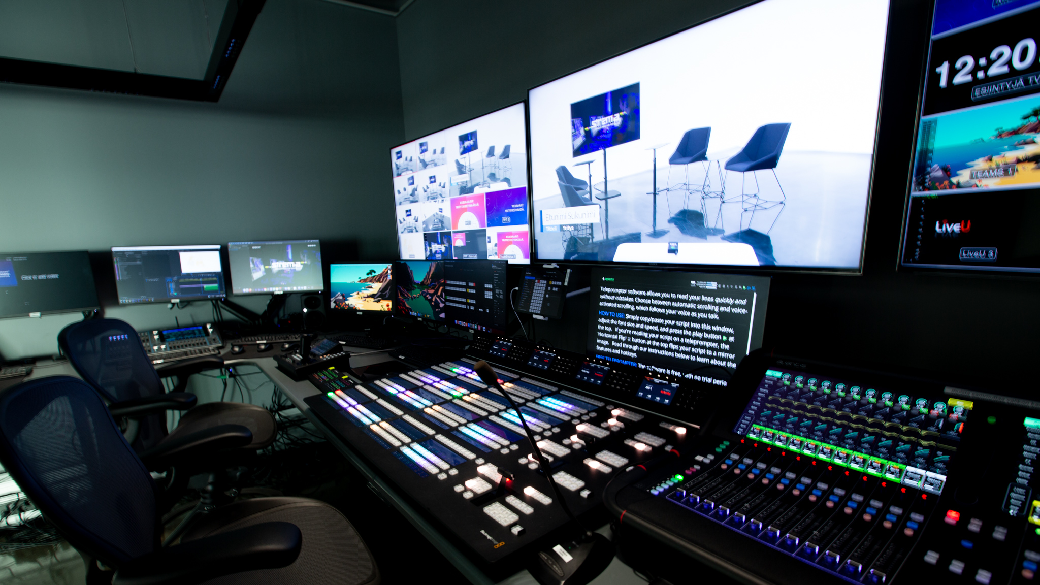 Studion ohjaamo – kuvamiksaus, monitoriseinä ja lähetyskello
