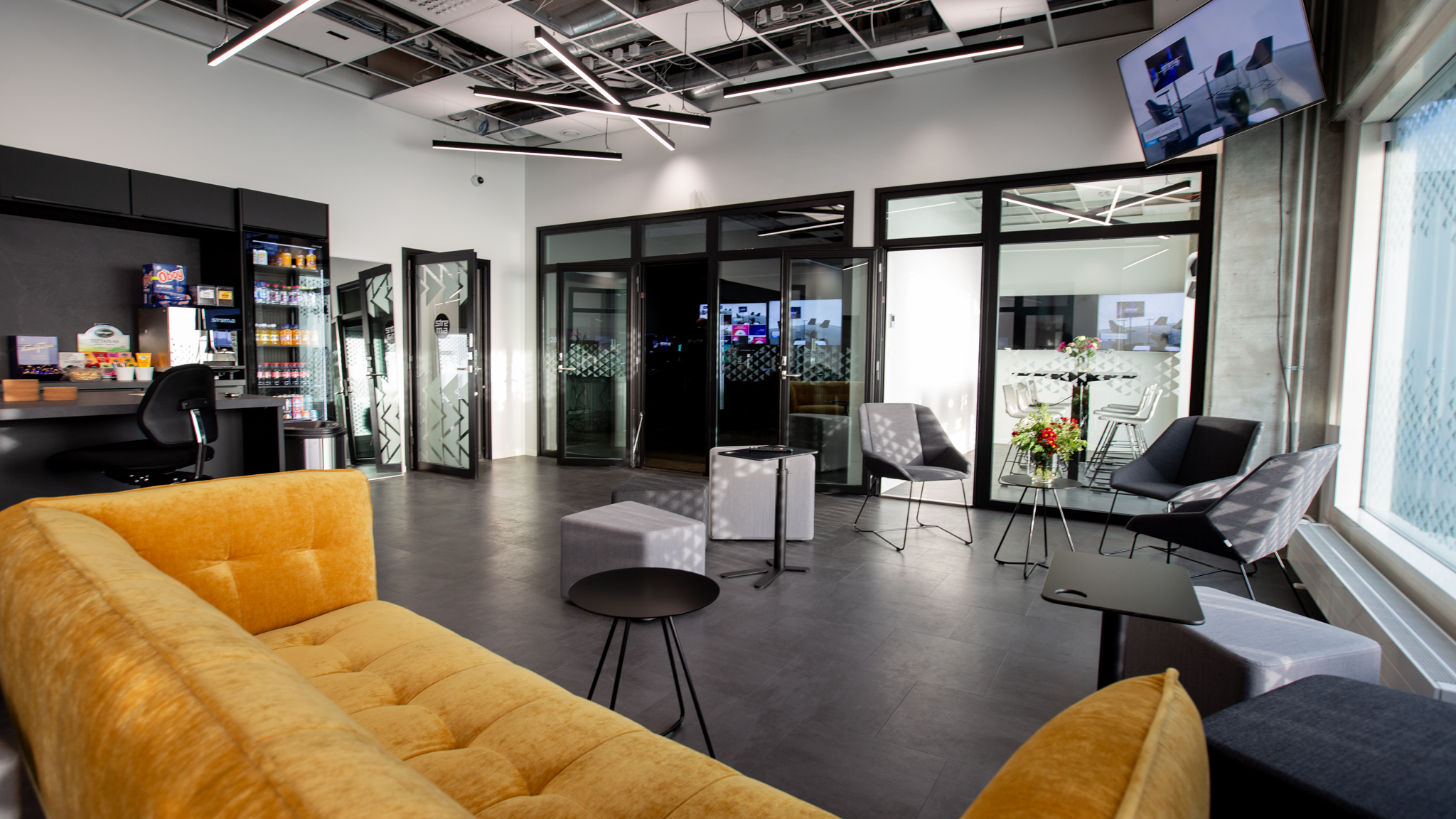 Studion viihtyisä lounge esiintyjille ja taustatiimille