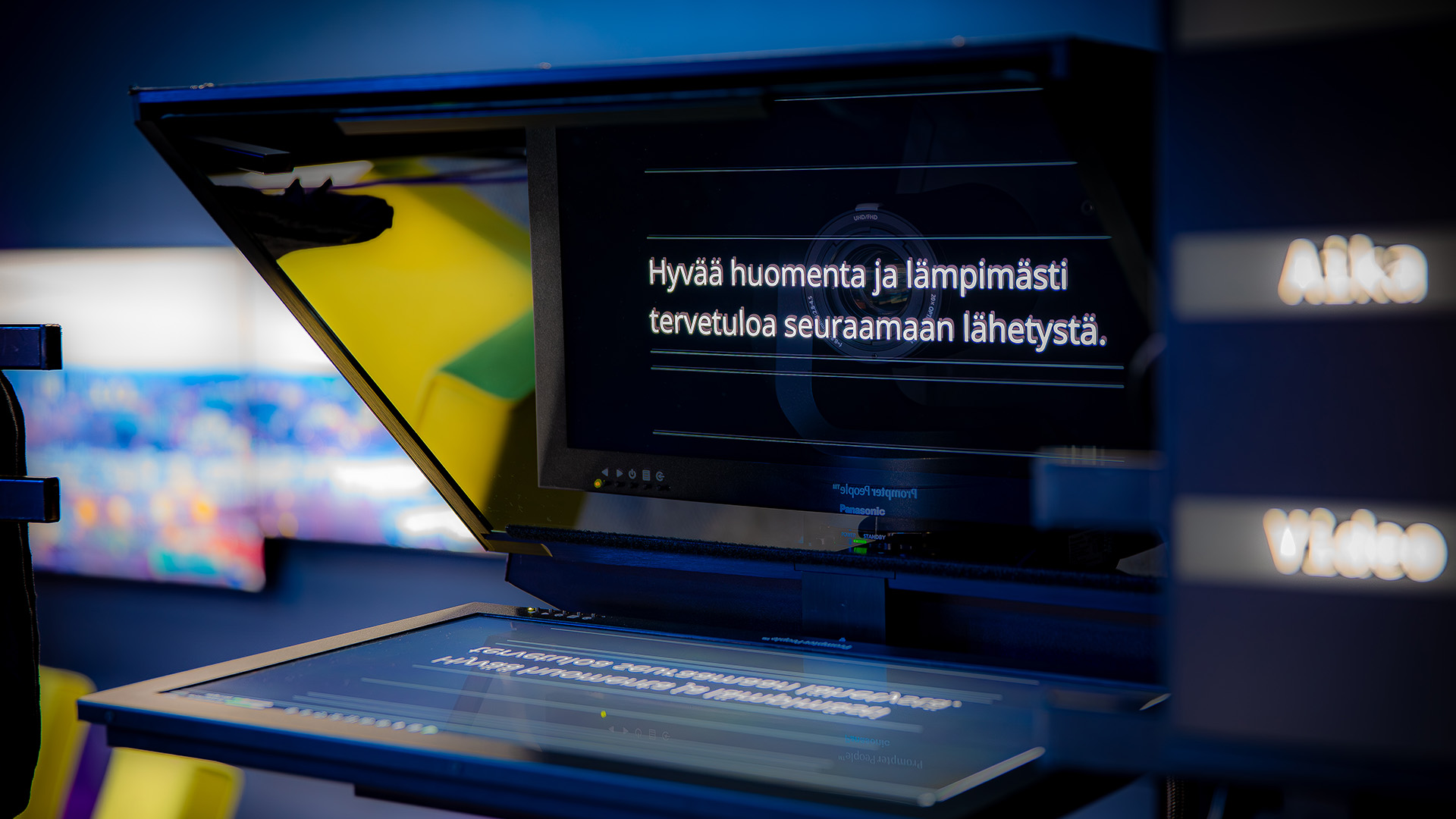 Teleprompteri tukee esiintyjää studiolähetyksessä
