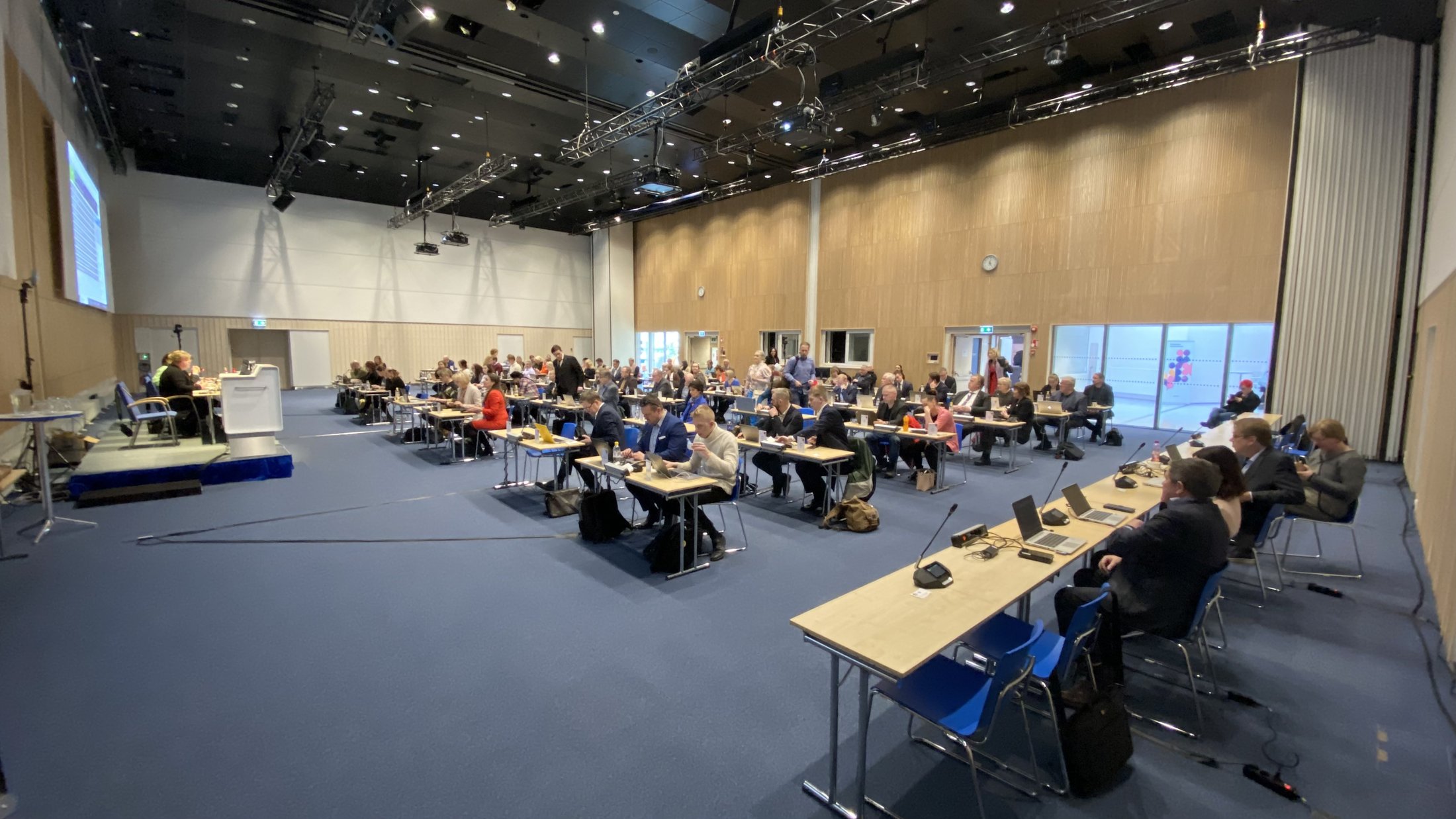 Kongressimikrofonit kokouksessa Tampereella