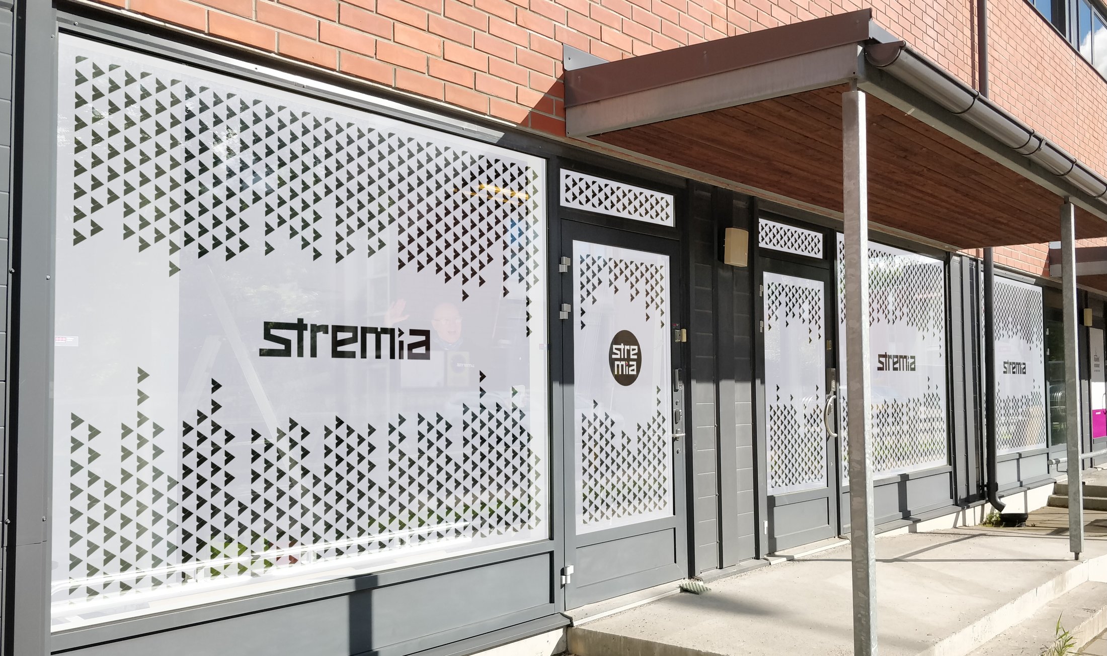 Stremian toimiston sisäänkäynti Läkkisepäntiellä Helsingissä