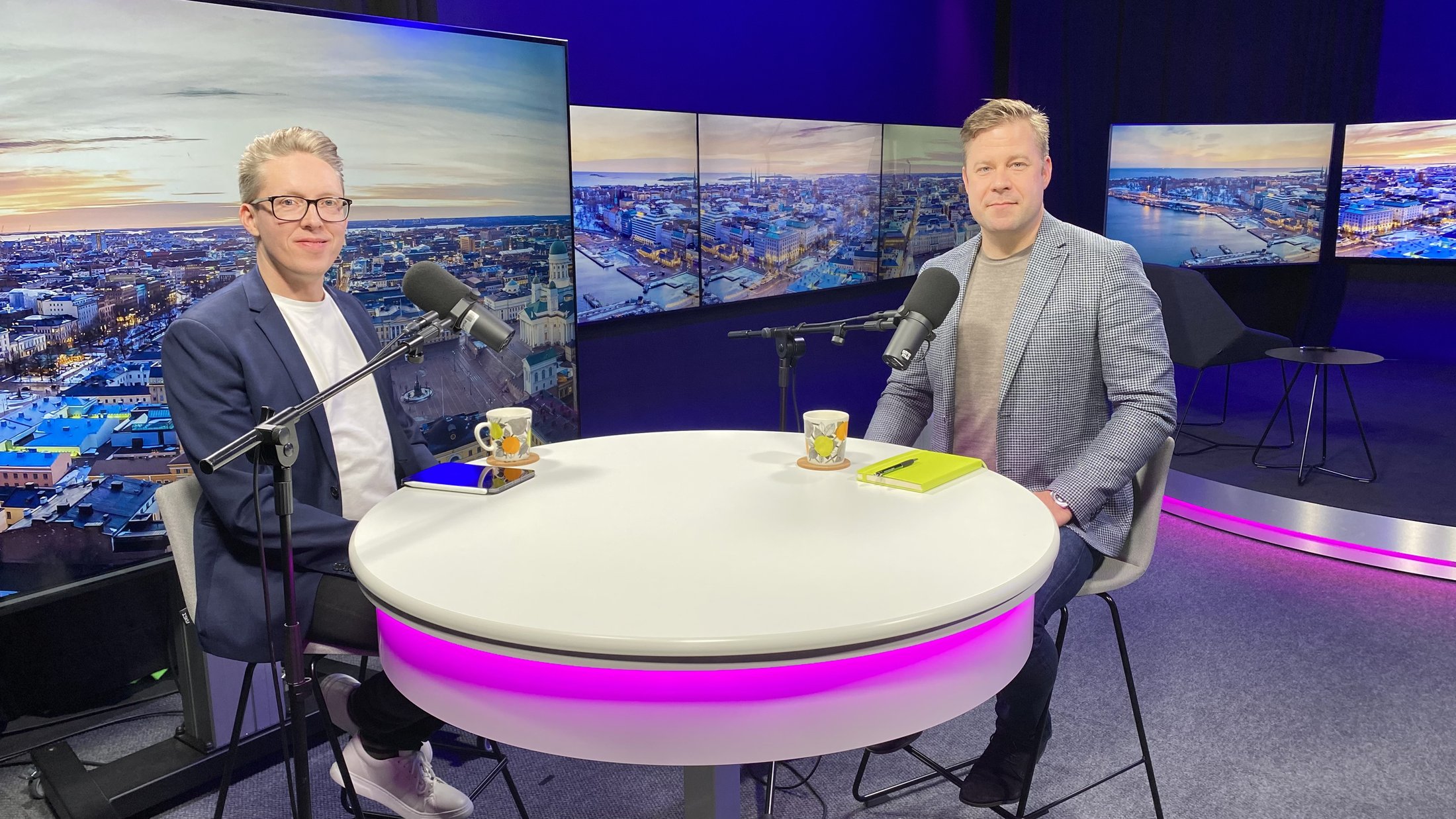 Podcast-keskustelu Stremian studiossa – kaksi vierasta pyöreän pöydän ääressä