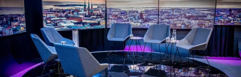 Studion sinivalaistu lava ja Helsinki-panoraamascreeni